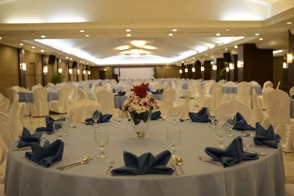 Grand Regal Hotel Davao Exterior foto